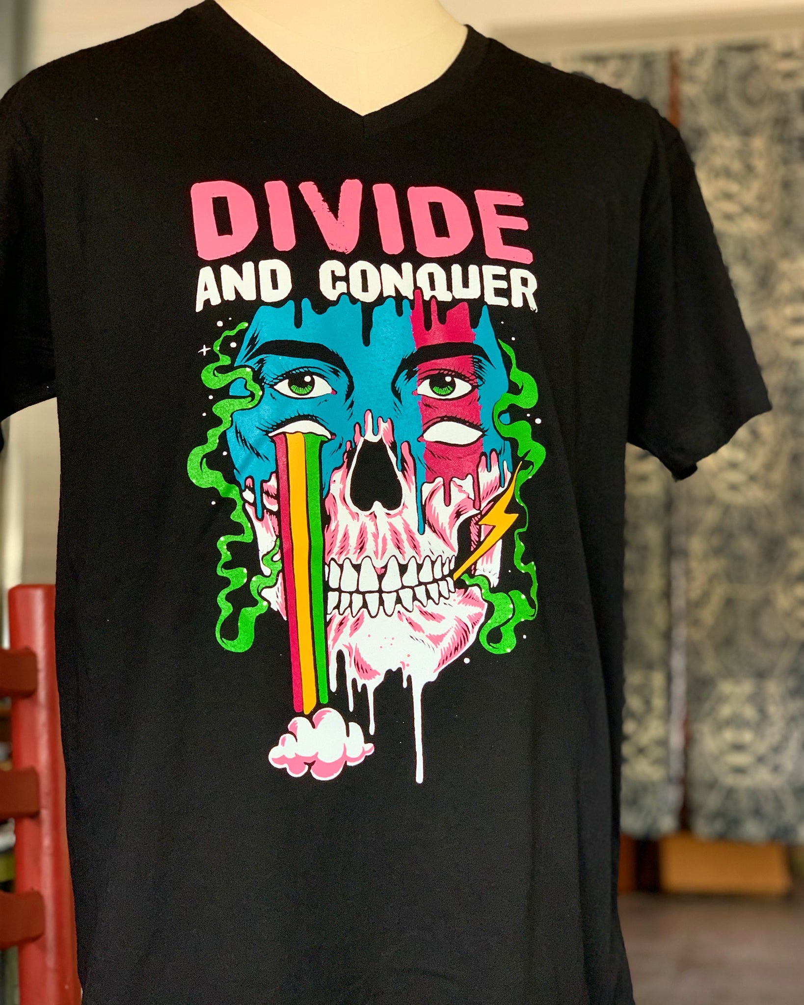 Vnecks Divide & Conquer 4 eyes & rainbow skull
