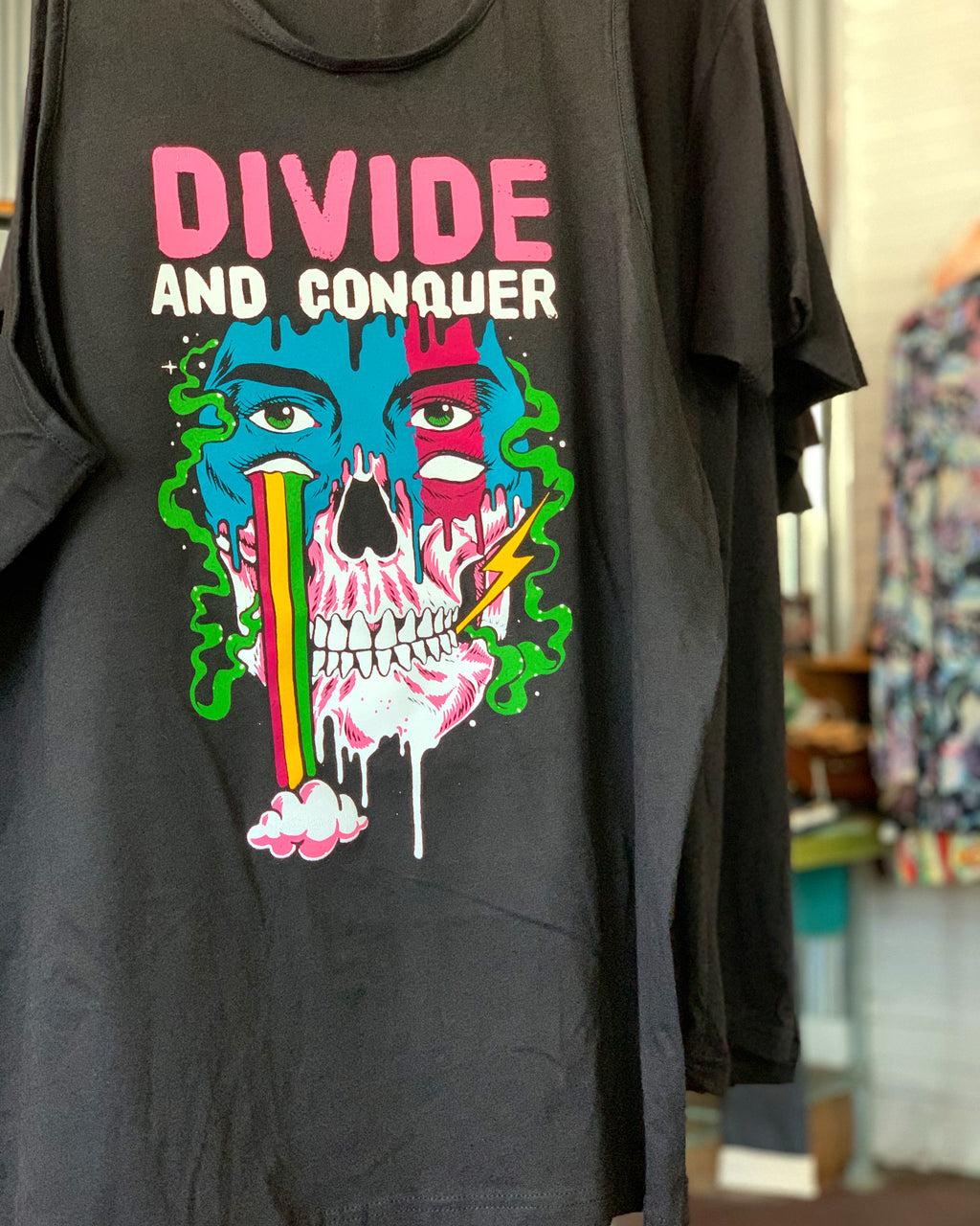 Vnecks Divide & Conquer 4 eyes & rainbow skull