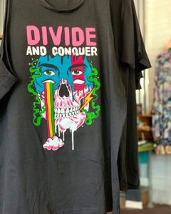 Vnecks Divide & Conquer 4 eyes & rainbow skull
